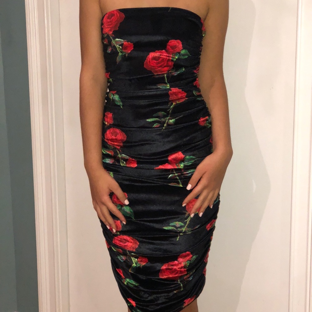 ✨Brand New✨ PrettyLittleThing Velvet floral dress